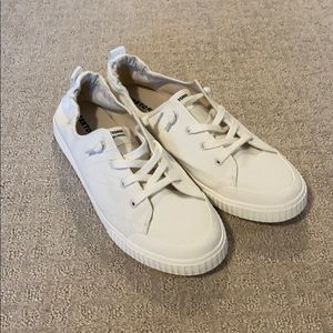 Brand new in box! Women’s size 12 white Tretorn’s